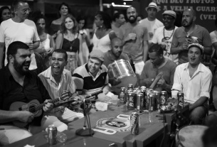 integrantes do instituto Glória ao Samba tocando em uma roda de batuqueiros